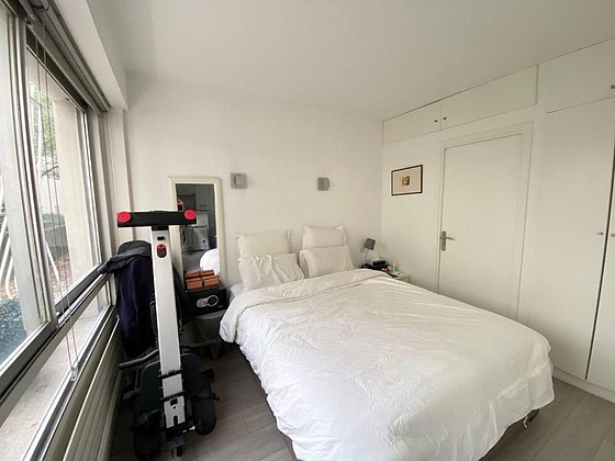 Chambre avec fenêtres