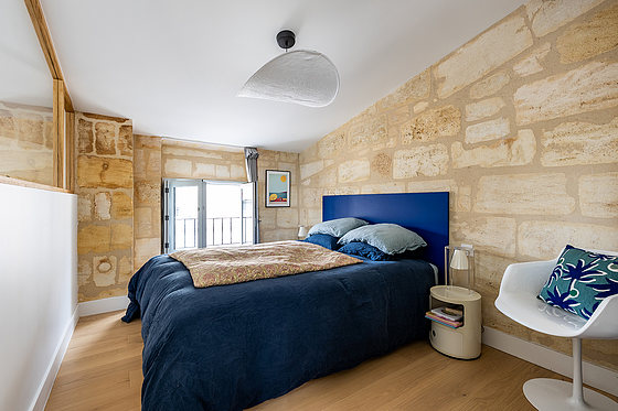 Chambre avec du parquet au sol