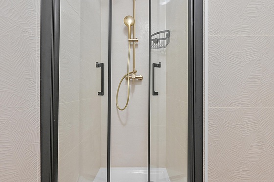 Salle de bain équipée de douche séparée