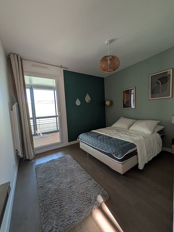 Chambre avec du parquet au sol