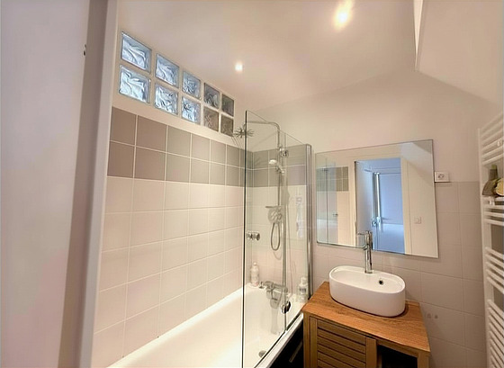 Agréable salle de bain claire