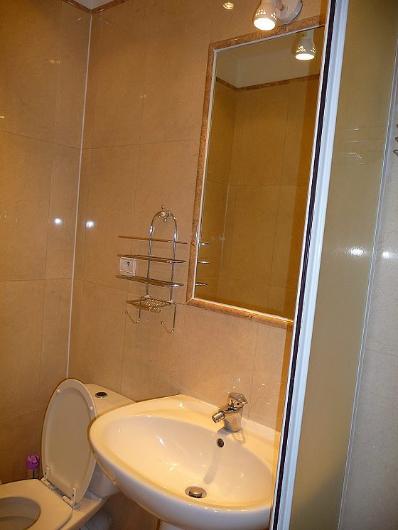 Salle de bain équipée de douche séparée