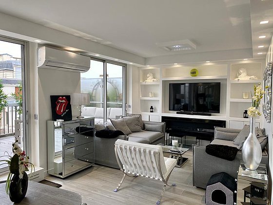 Quiet living room furnished with air conditioning, tv, 1 armchair(s)