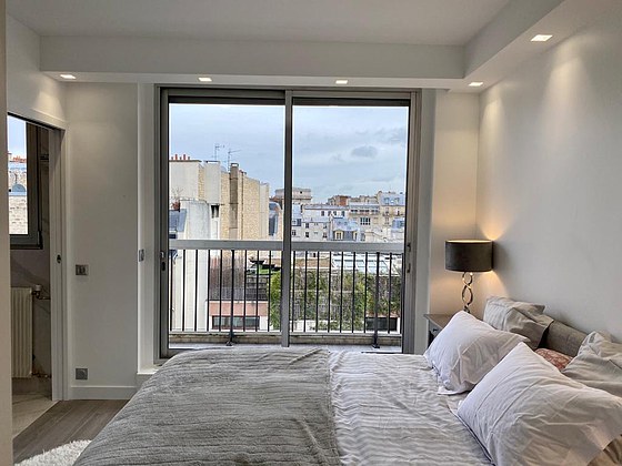 Chambre avec du parquet au sol