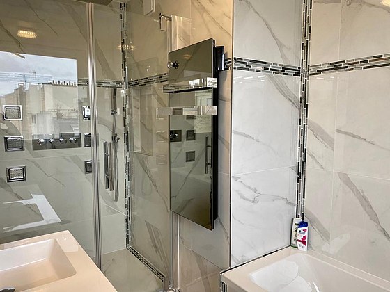 Belle salle de bain claire avec du carrelage au sol