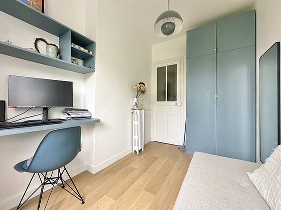 Chambre lumineuse équipée de bureau