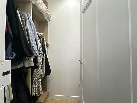 Beau dressing muni de : penderie