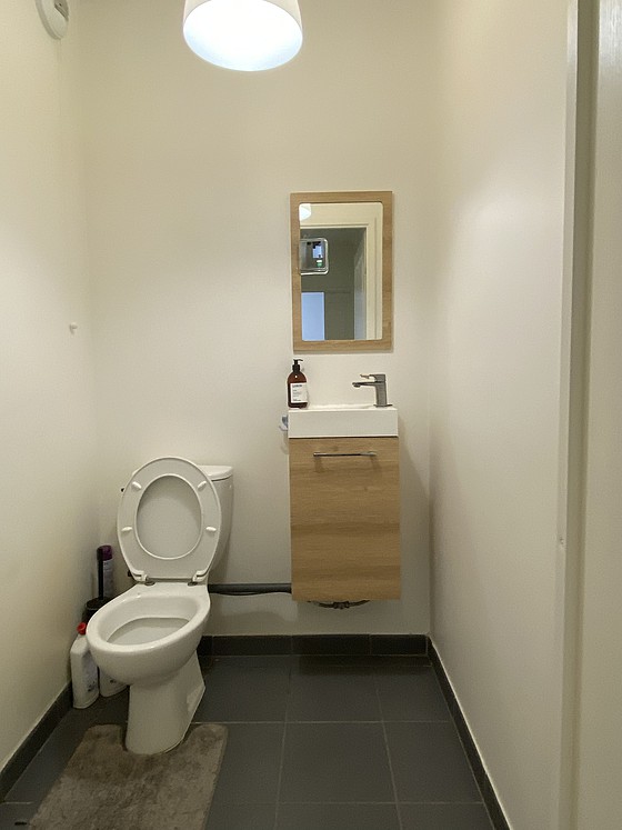 Toilettes indépendantes de la salle d'eau