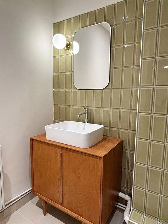 Salle de bain équipée de douche séparée