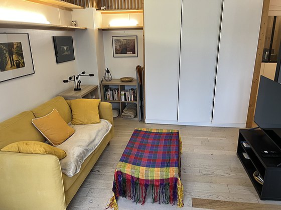 Salon avec du parquet au sol