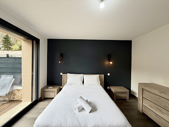 Bedroom of 10m² with wooden floor