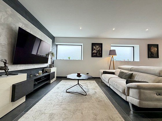 Large living room of 20m² with tile floor