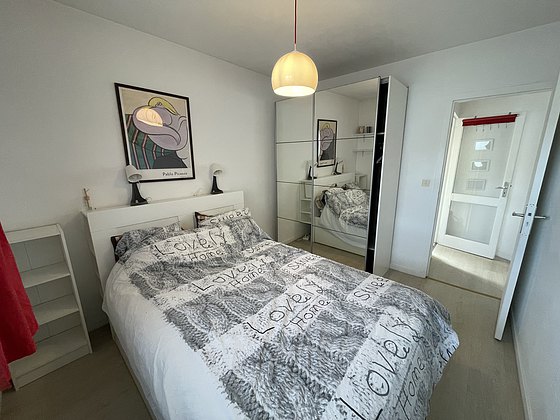 Chambre avec fenêtres