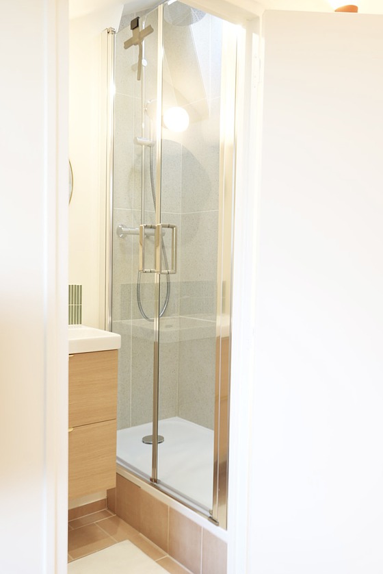 Belle salle de bain claire avec du carrelage au sol