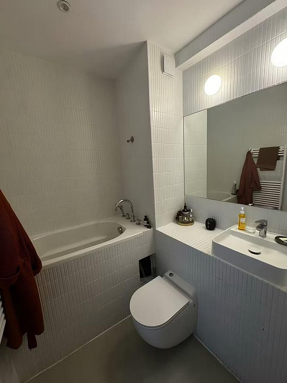 Belle salle de bain claire avec du carrelage au sol