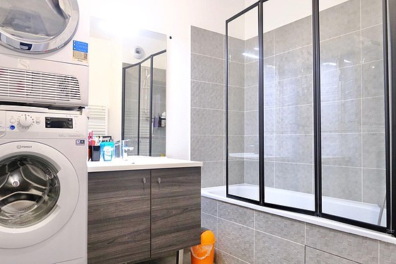 Salle de bain avec du carrelage au sol