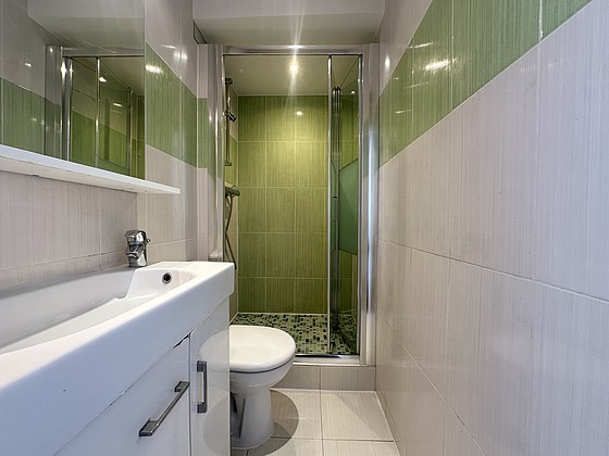 Beautiful and bright bathroom with tile floor