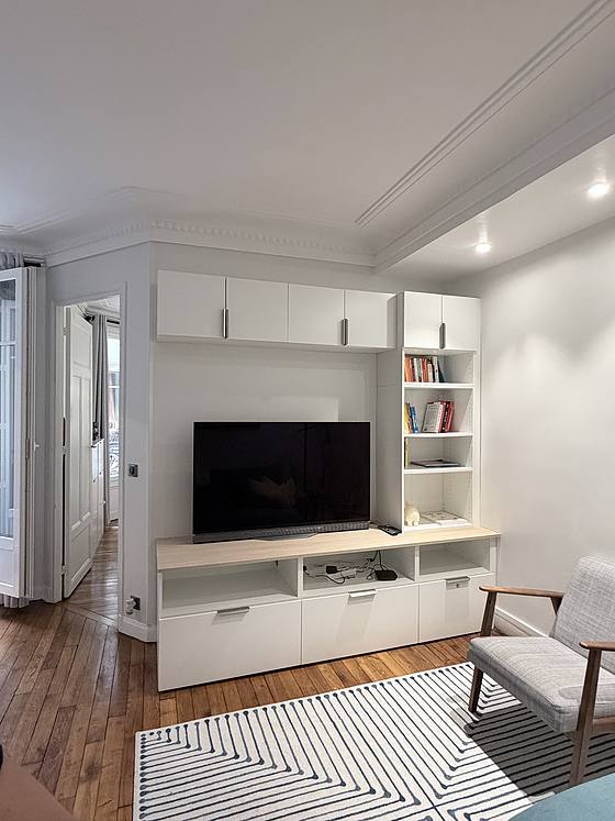 Salon avec du parquet au sol