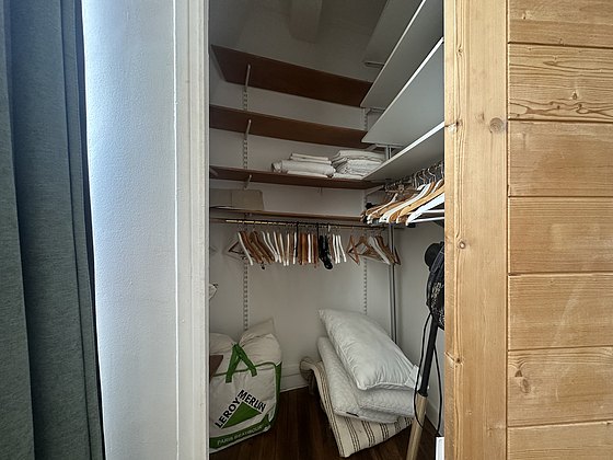 Dressing-room serviced with : cupboard