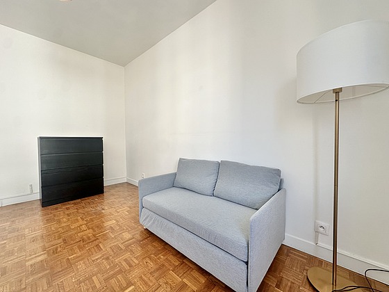 Bright bedroom equipped with desk, storage space, 1 chair(s)