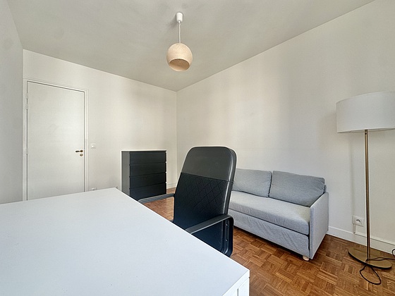 Chambre calme pour 1 personnes équipée de 1 canapé(s) lit(s) de 90cm