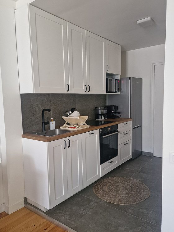 Kitchen of 7m² with tile floor