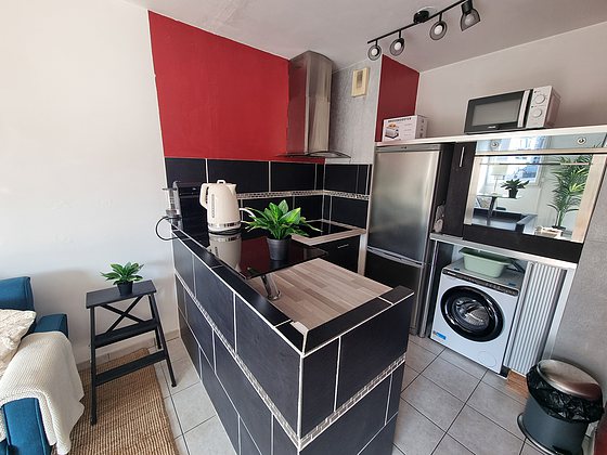 Cuisine équipée de lave linge, réfrigerateur