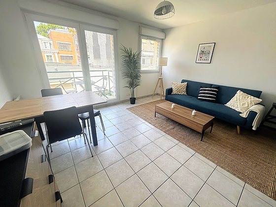 Salon avec du carrelage au sol