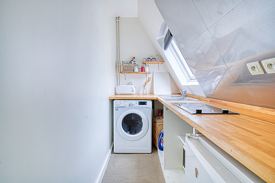 Belle cuisine avec la moquette au sol