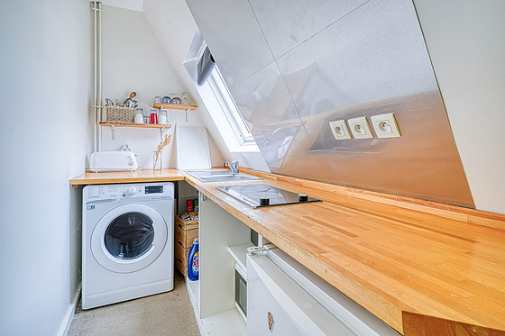 Cuisine équipée de lave linge, réfrigerateur, vaisselle