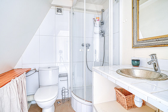 Salle de bain équipée de douche séparée