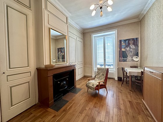 Chambre avec fenêtres