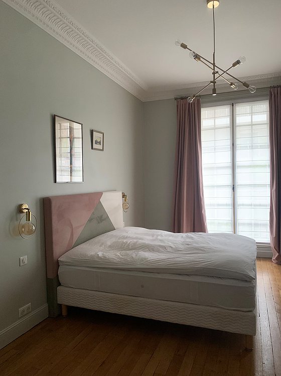 Chambre avec du parquet au sol