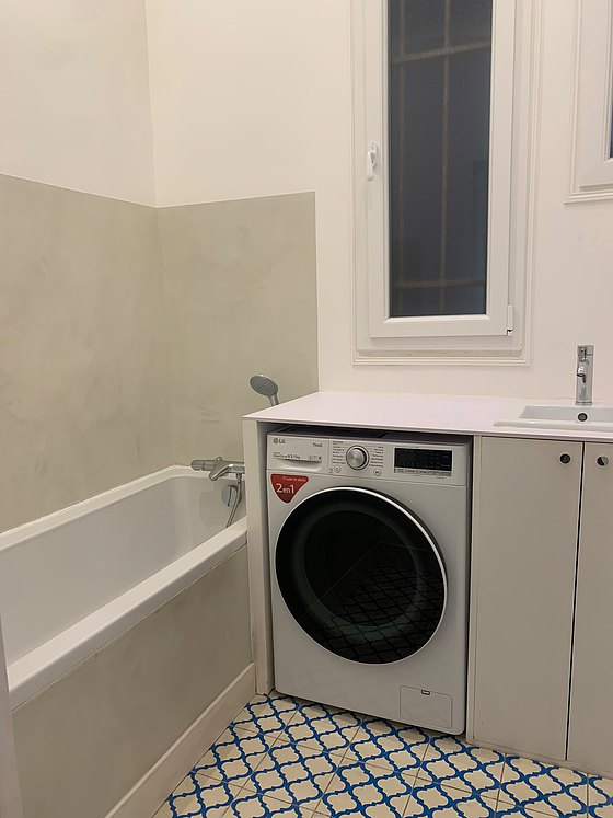 Salle de bain avec du carrelage au sol