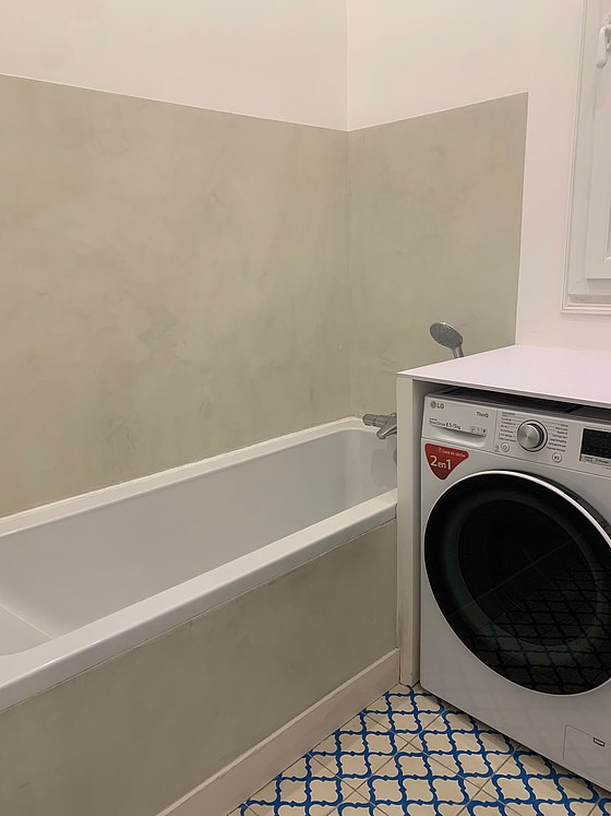 Salle de bain équipée de lave linge, sèche linge