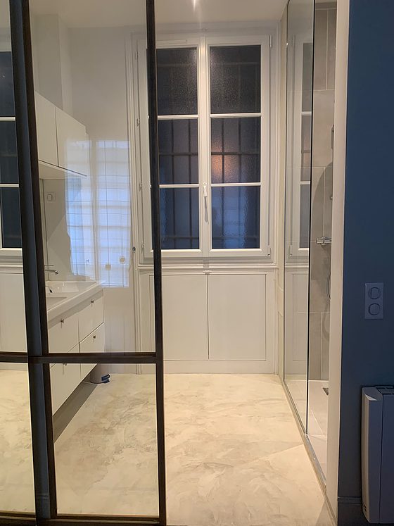 Belle salle de bain claire avec du carrelage au sol