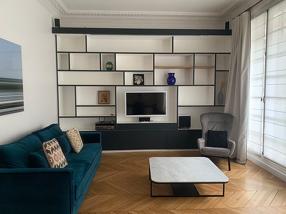 Salon avec du parquet au sol