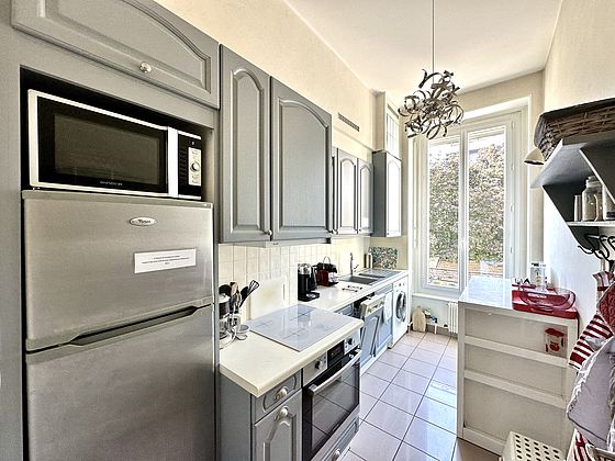 Kitchen equipped with washing machine, extractor hood