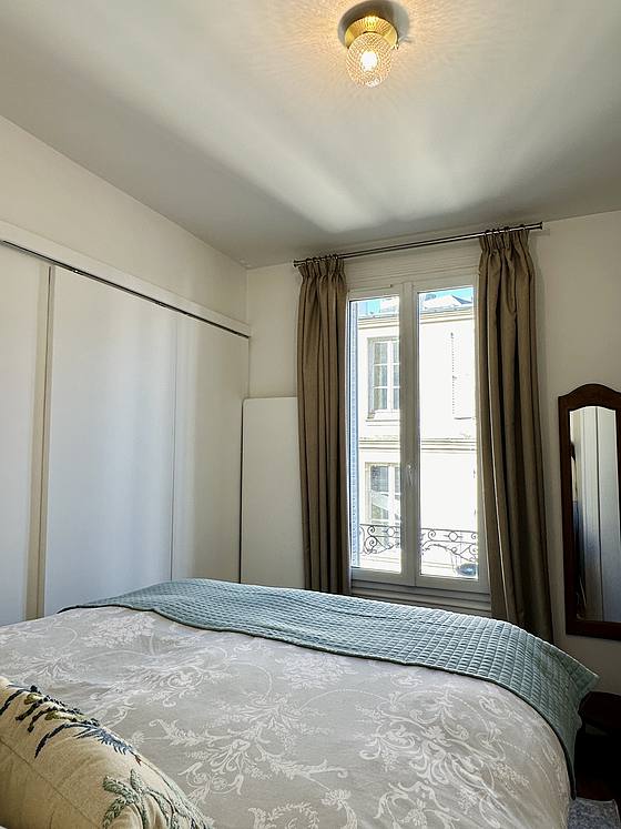 Chambre avec fenêtres