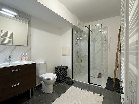 Salle de bain avec du carrelage au sol