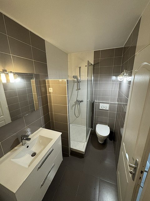 Beautiful and bright bathroom with tile floor