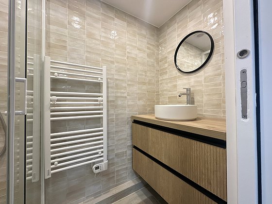 Salle de bain équipée de placard