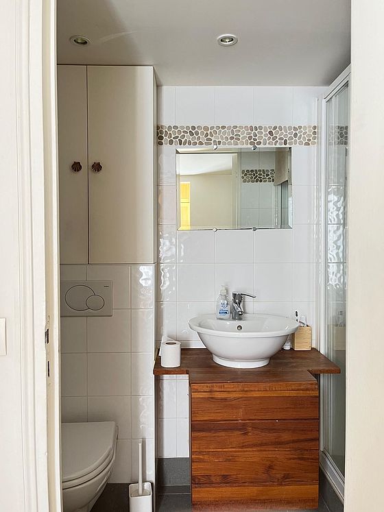 Salle de bain avec du carrelage au sol