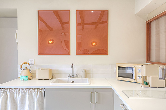Cuisine équipée de plaques de cuisson, réfrigerateur, vaisselle