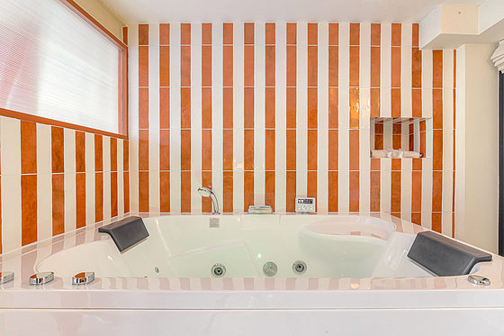 Salle de bain équipée de serviettes de bain