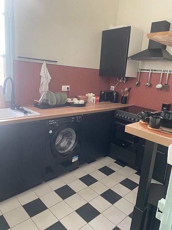 Kitchen equipped with washing machine, extractor hood