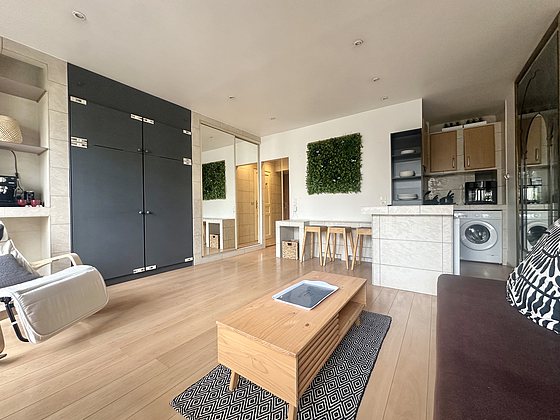 Salon avec du parquet au sol