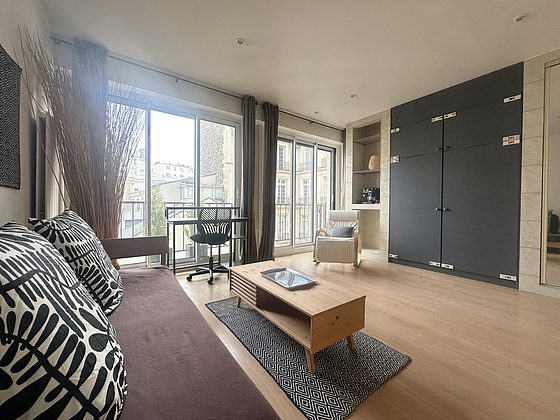 Séjour avec fenêtres et balcon donnant sur cour