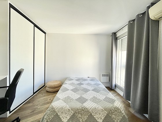 Chambre avec fenêtres