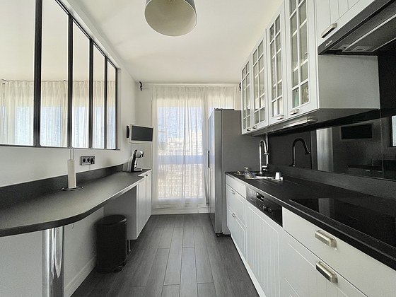 Cuisine équipée de lave vaisselle, plaques de cuisson, réfrigerateur, freezer